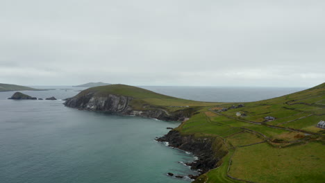 Panoramaaufnahmen-Aus-Der-Luft-über-Eine-Wunderschöne-Küstenlandschaft.-Grüne-Wiesen-Und-Weiden,-Die-Landwirtschaftlich-Genutzt-Werden.-Irland