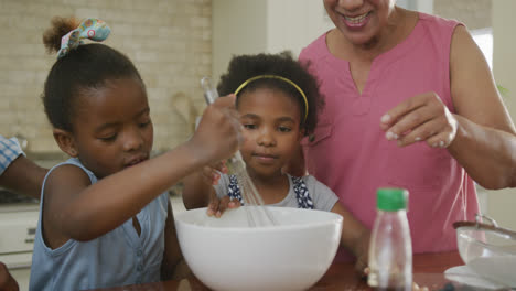 Felices-Abuelos-Afroamericanos-Con-Nietas-Horneando-En-La-Cocina