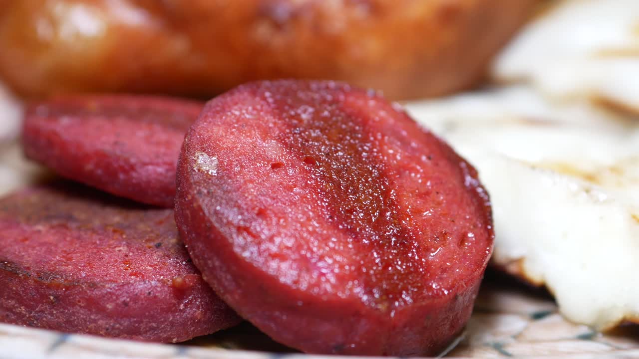 rebanadas de salchichas a la parrilla