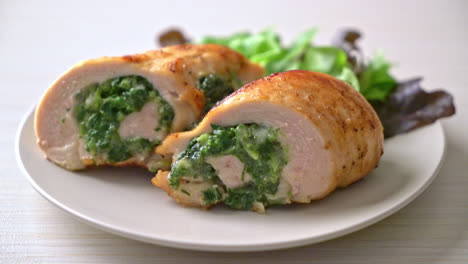 pechuga de pollo al horno rellena de queso y espinacas