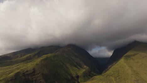 Nubes-Grises-Sobre-Verdes-Montañas-De-Hawaii-Al-Atardecer