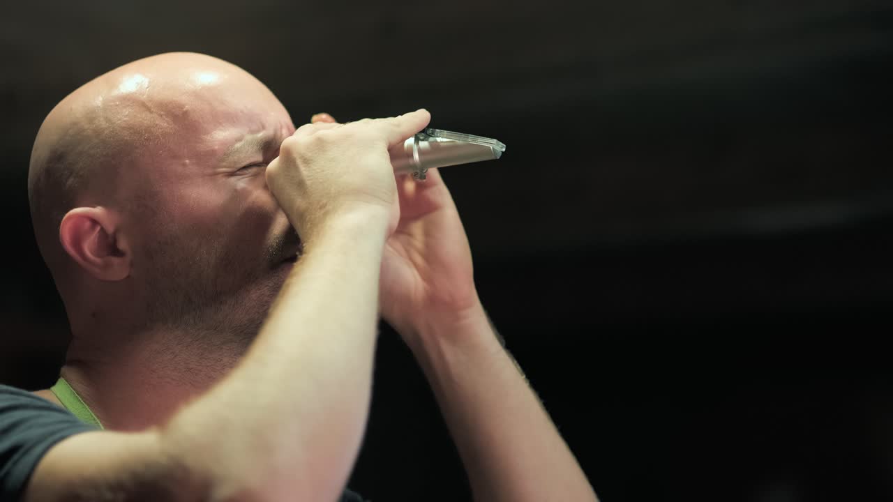 조류 사육장에서 꿀을 추출하기 전에 연기에 대한 훈증 장치를 확인하는 남자의 시야를 닫습니다