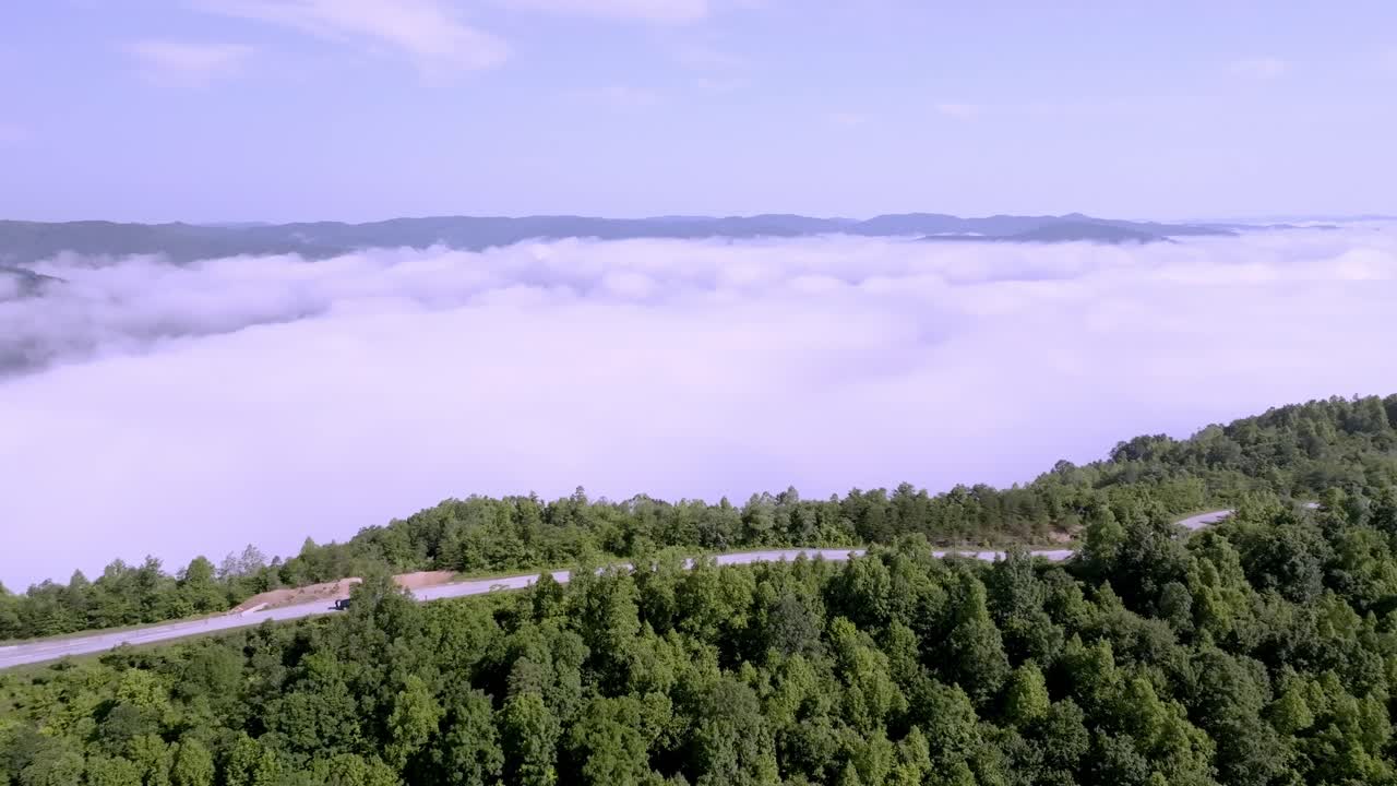 nubes y niebla cerca de jellico, tennessee en las montañas de cumberland con video de drones en movimiento