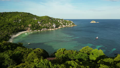 Destino-De-Viaje-Paradisíaco-Shark-Bay,-Laguna-Escénica-En-Koh-Tao,-Tailandia,-Antena