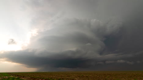 una tormenta masiva de supercélulas produce un tornado en el panhandle de texas.