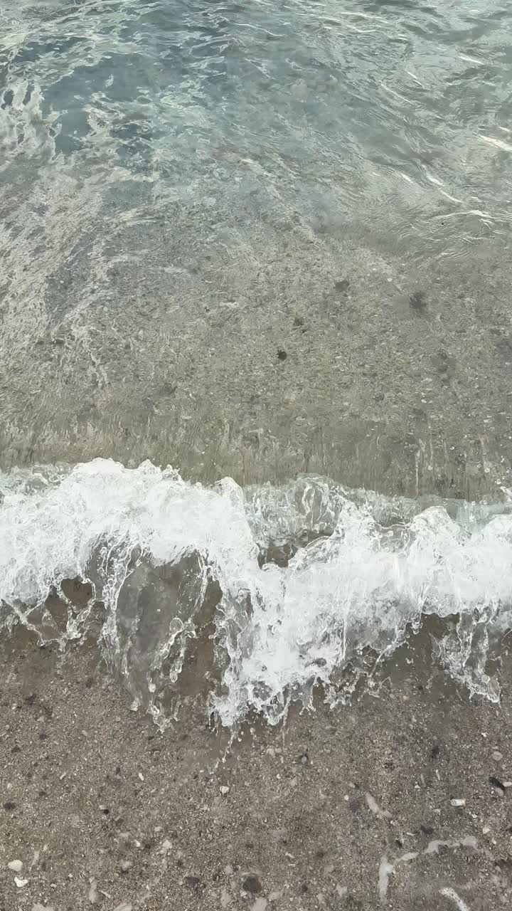Onde dell'oceano che si infrangono su una spiaggia sabbiosa