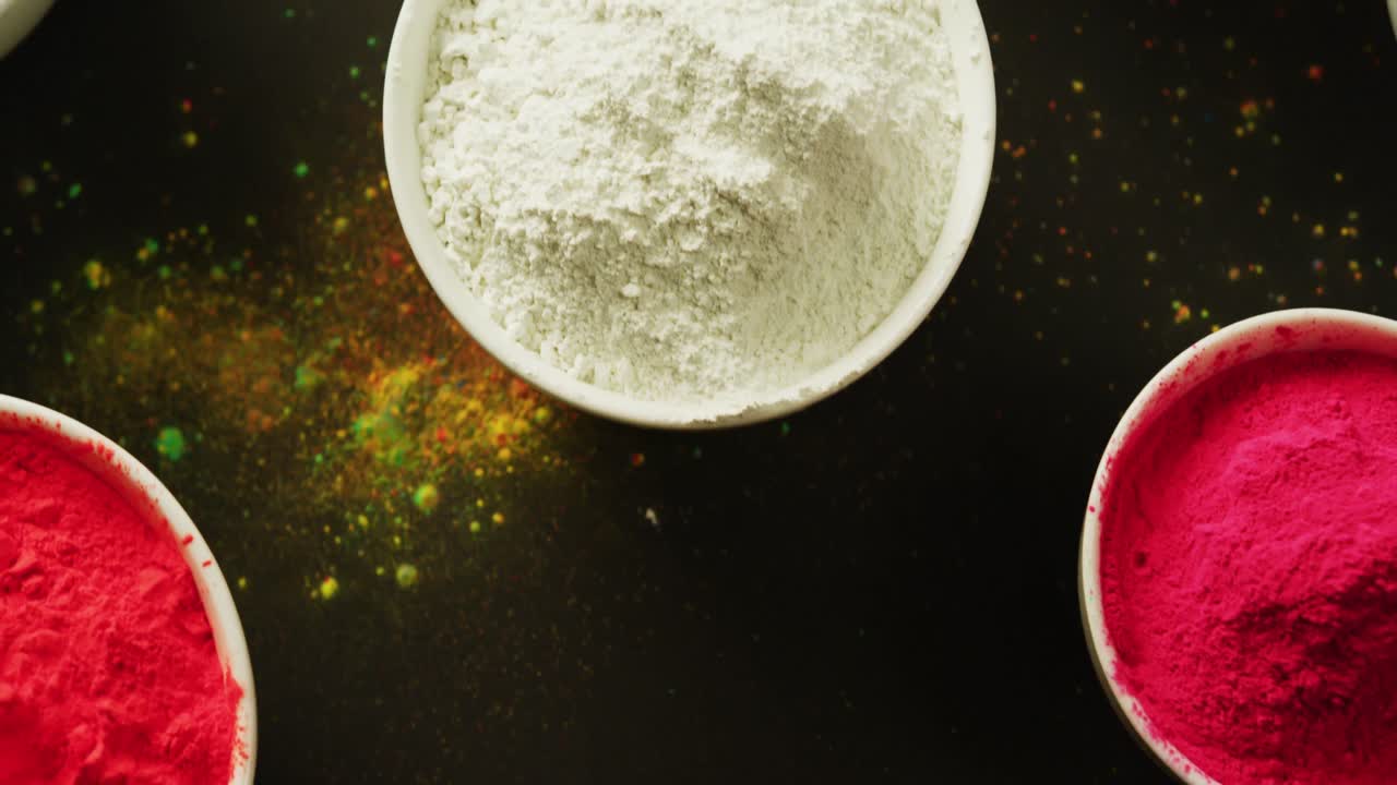 검은색 배경에 복사 공간이 있는 그 ⁇ 에 있는 다채로운 파우더의 비디오