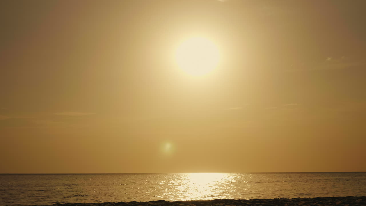 s を背景に喜んで抱きしめる海の若いカップルで休日を感情的に楽しむ