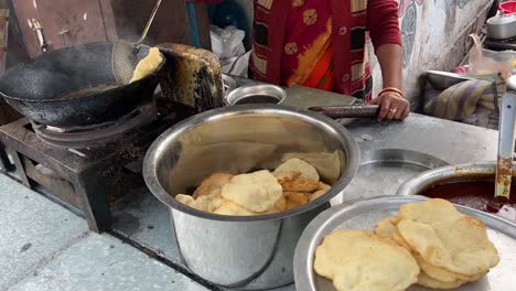 Primer-Plano-De-Una-Mujer-Trabajadora-Friendo-Puri-En-Un-Puesto-Al-Borde-De-La-Carretera-En-Kolkata,-India-Durante-La-Mañana-De-Invierno