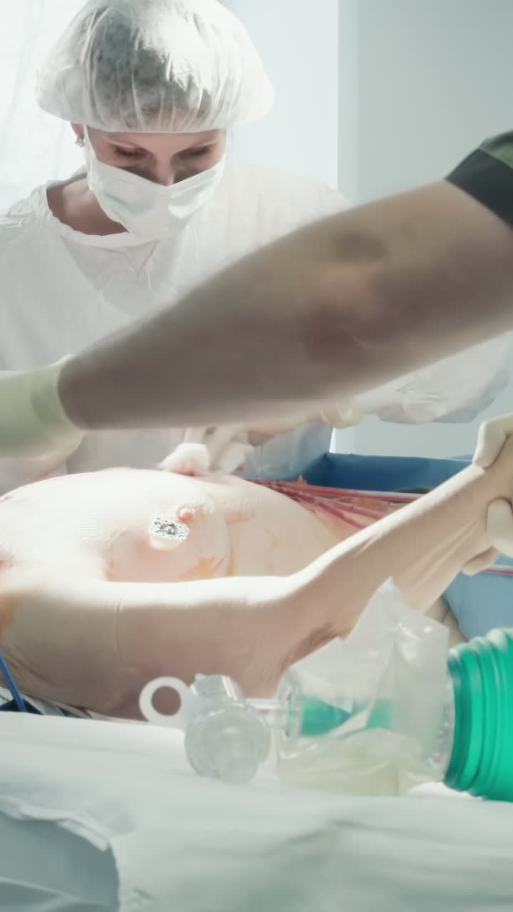 las enfermeras de la unidad de cuidados intensivos atienden al paciente. un equipo cualificado proporciona atención crítica monitoreando la salud después de la cirugía asegurando la estabilidad y la recuperación