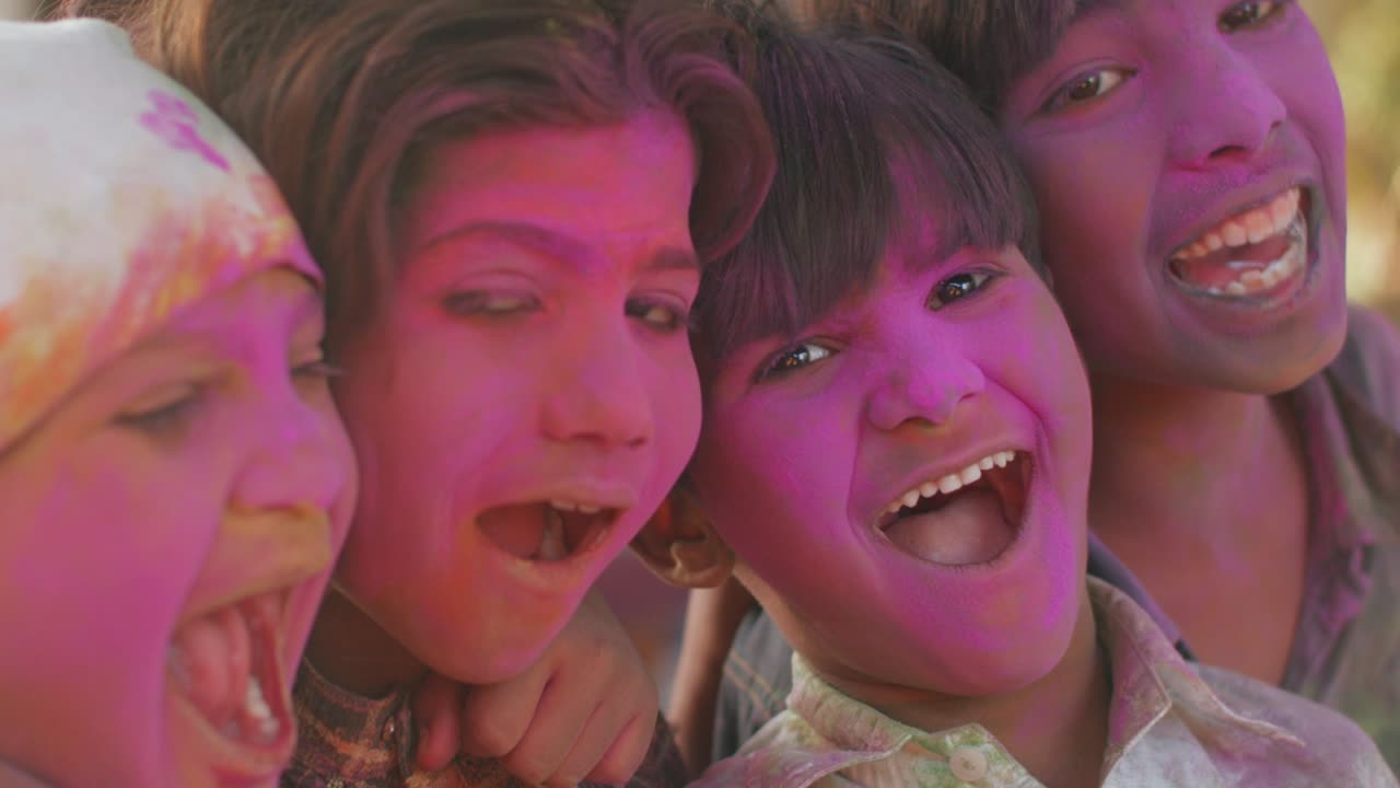 인도 라자스탄 에서 힌두교 의 홀리 축제 를 축하 하는 아이 들