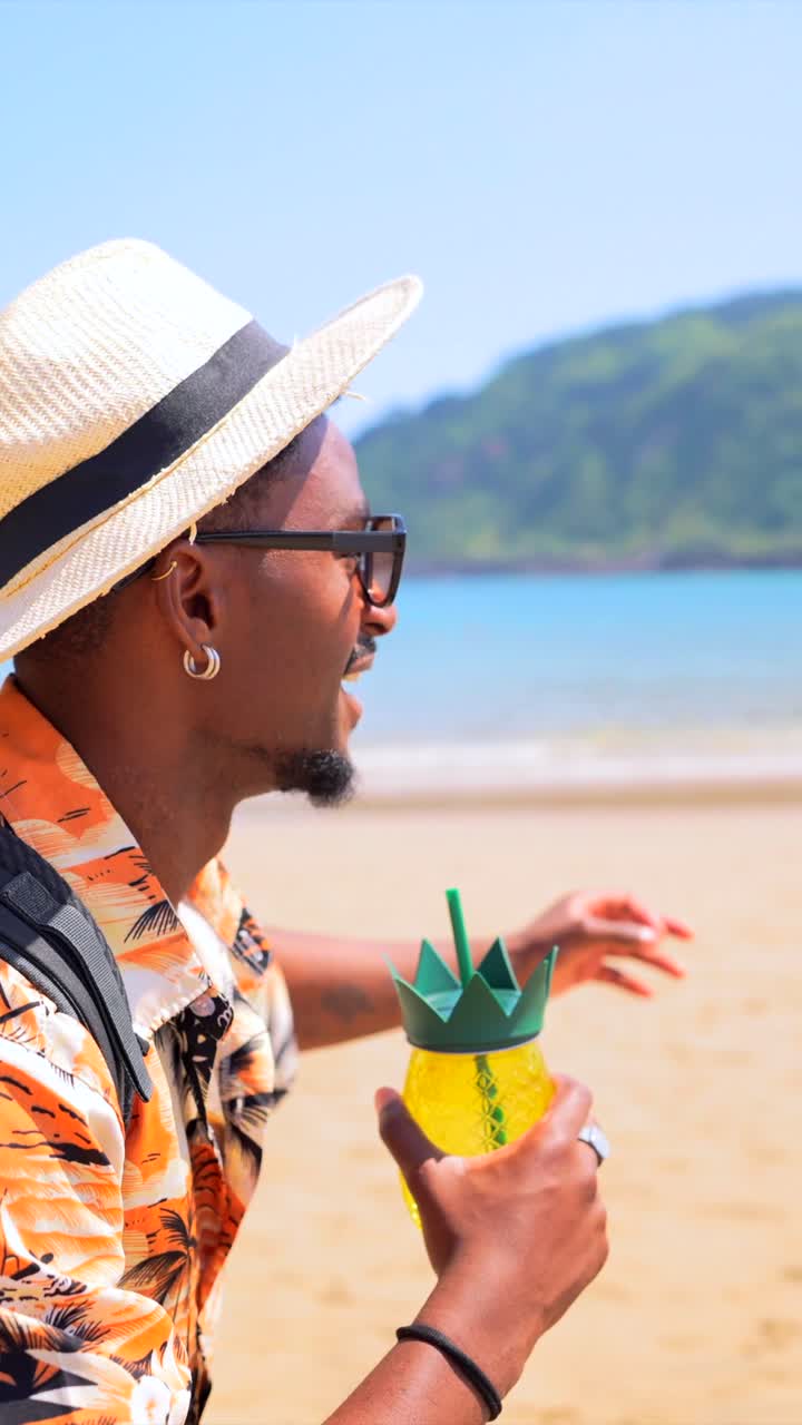 Uomo in vacanza su una spiaggia tropicale