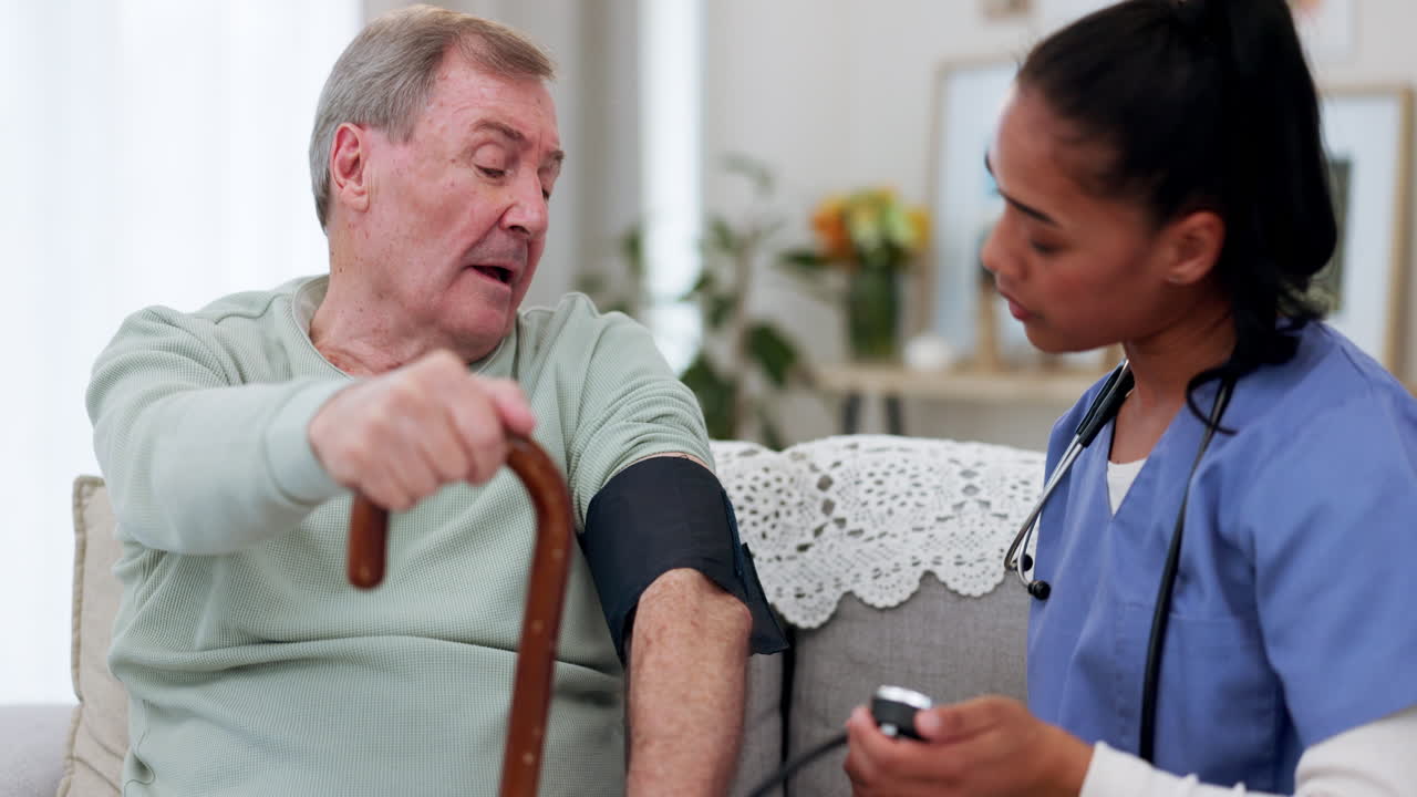 Misurazione della pressione, infermiera e visita medica con anziano