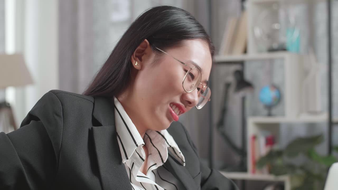 직장에서 허리 통증 을 겪고 있는 피곤 한 사업가