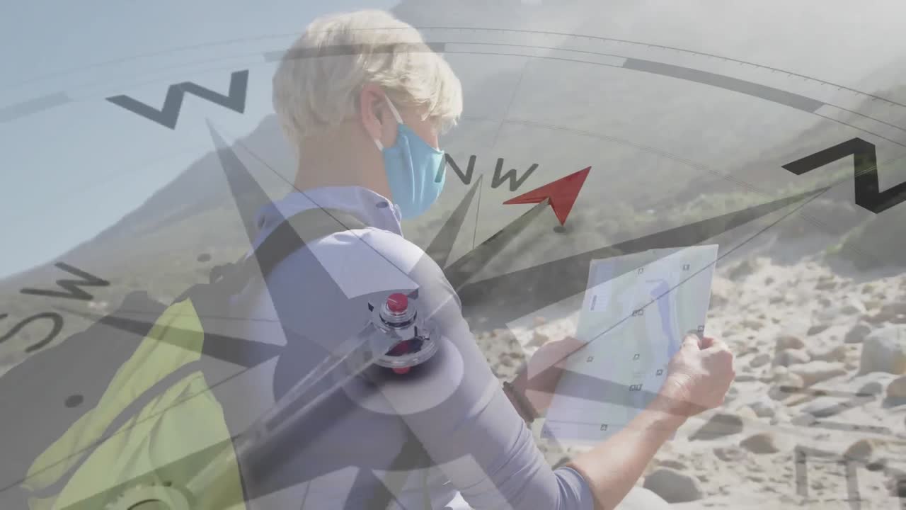 кавказская пожилая женщина в маске для лица, путешествующая по сельской местности, читающая карту, передвигающаяся компас