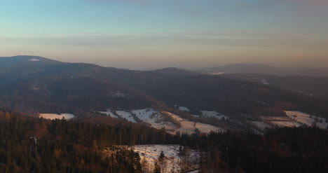 Vista-Aérea-View-Of-Woods-And-Mountains-In-Winter-4