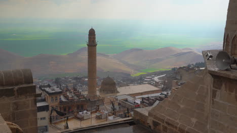 Die-Kamera-Auf-Dem-Dach-Der-Zinciriye-Madrasa-Zoomt-Aus-Der-Großen-Moschee-Von-Mardin-Heraus