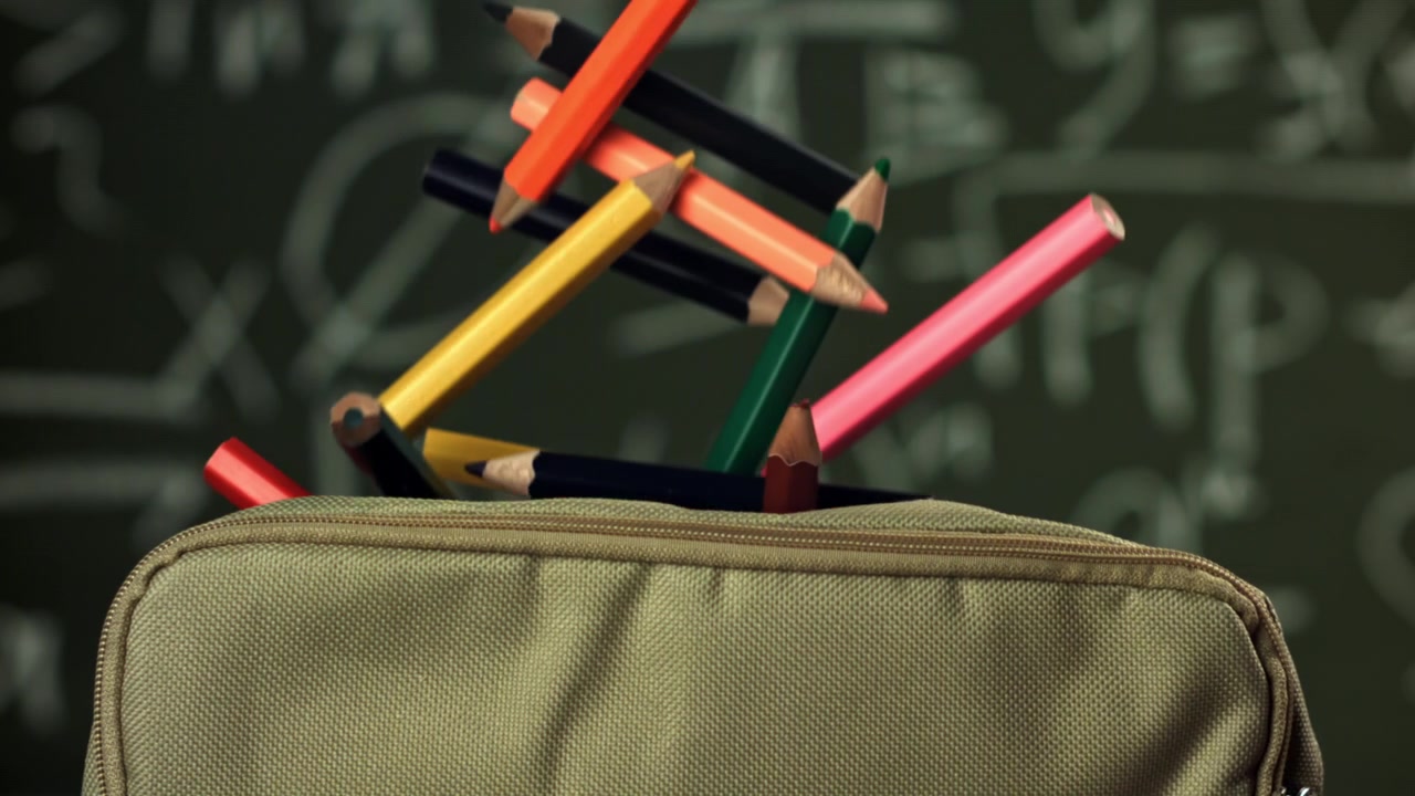 Lápices de colores cayendo a cámara lenta en un estuche