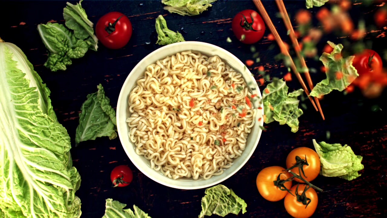 Condimento cosparso su noodles ramen istantanei con verdure fresche