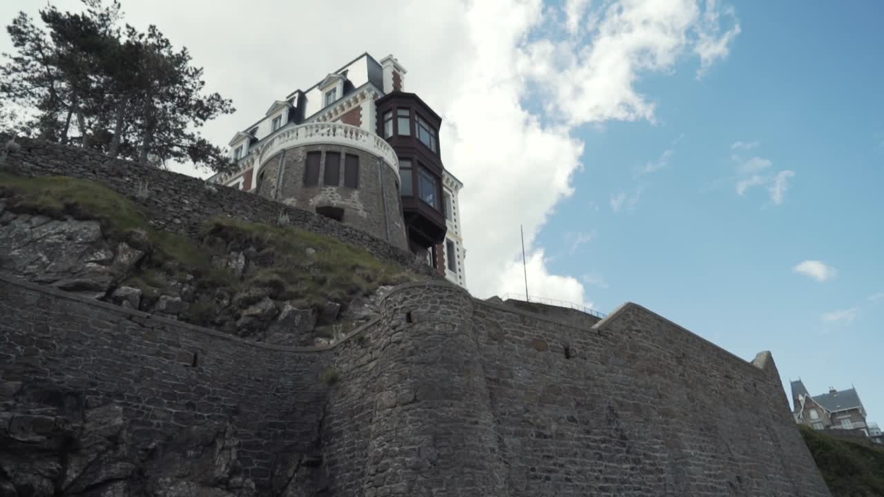 돌 벽 이 있는 언덕 꼭대기 에 있는 역사적 인 건물