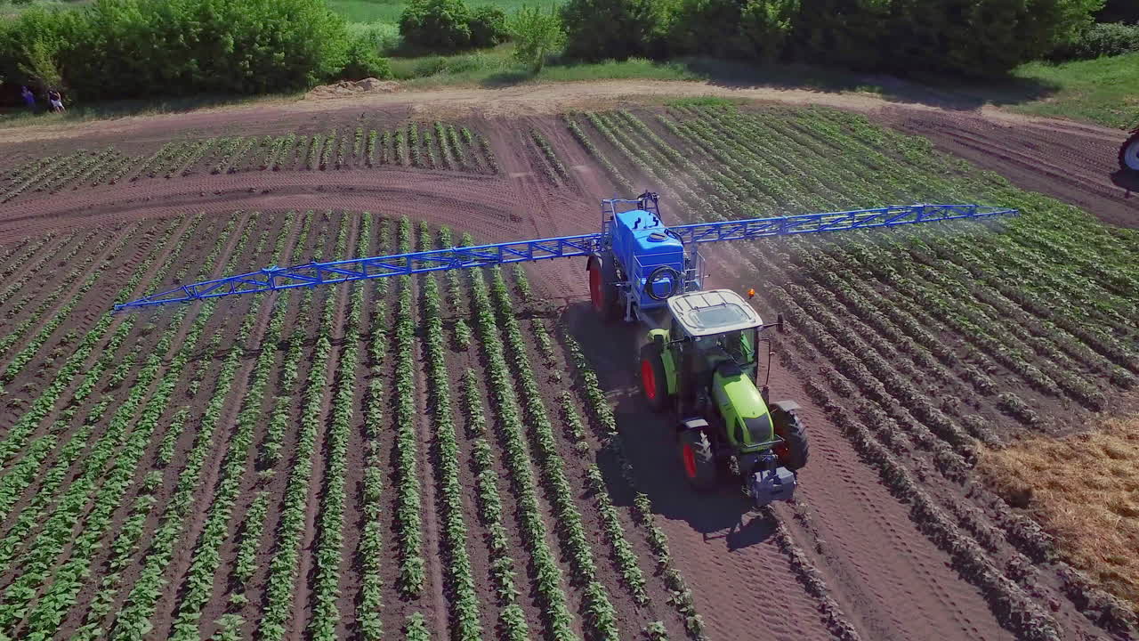 pulverizador agrícola que hace riego en un campo agrícola. campo de riego