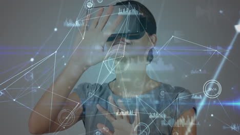 animación de la interfaz digital sobre una mujer de negocios usando auriculares vr