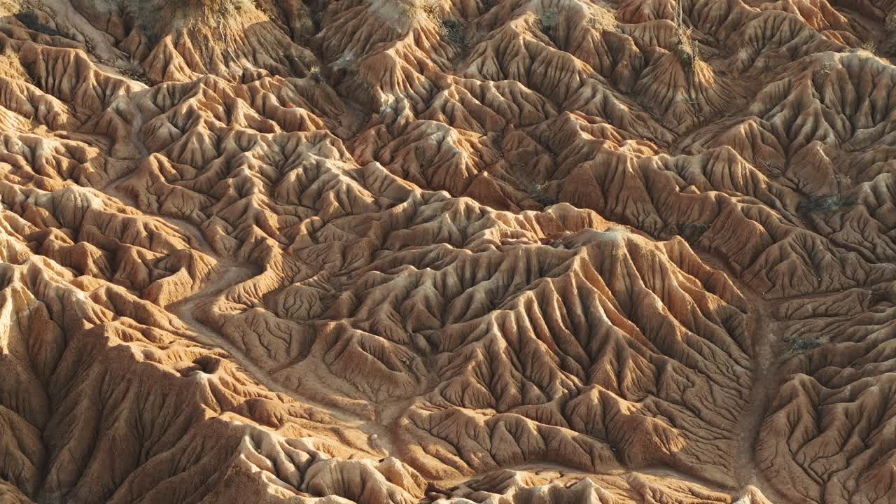 paisaje de erosión del desierto de tatacoa, belleza en la naturaleza concepto, aéreo