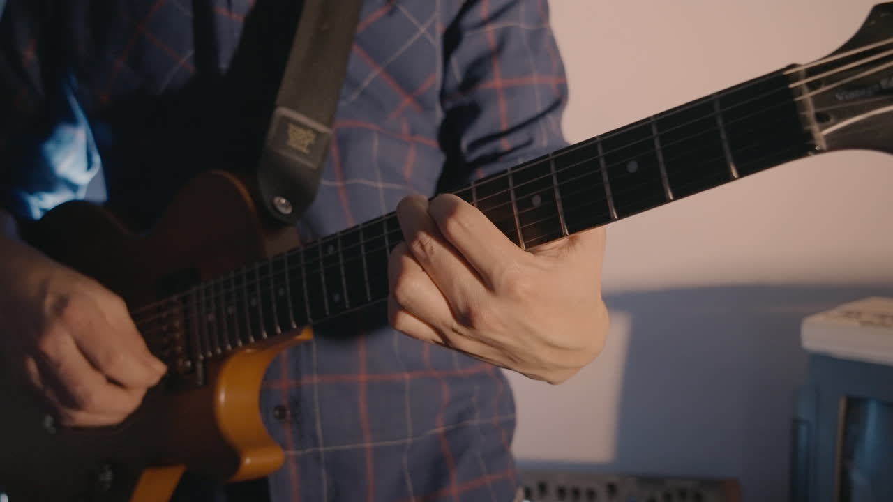 Primo piano di un musicista che suona una chitarra elettrica