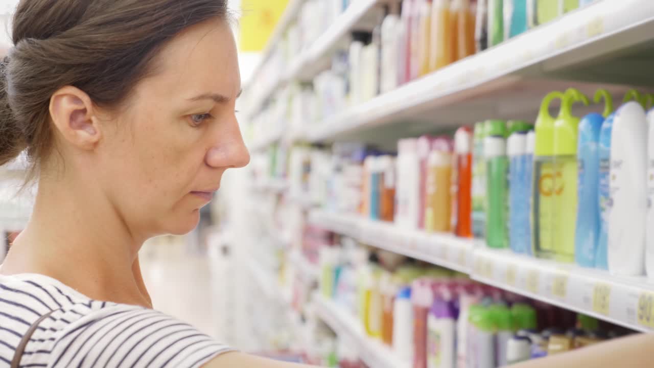 슈퍼마켓 에서 미용제품 을 구입 하는 여자