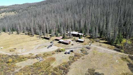 vista aérea de la cabaña en el bosque