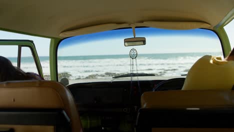 vista trasera de la pareja saliendo de la furgoneta 4k