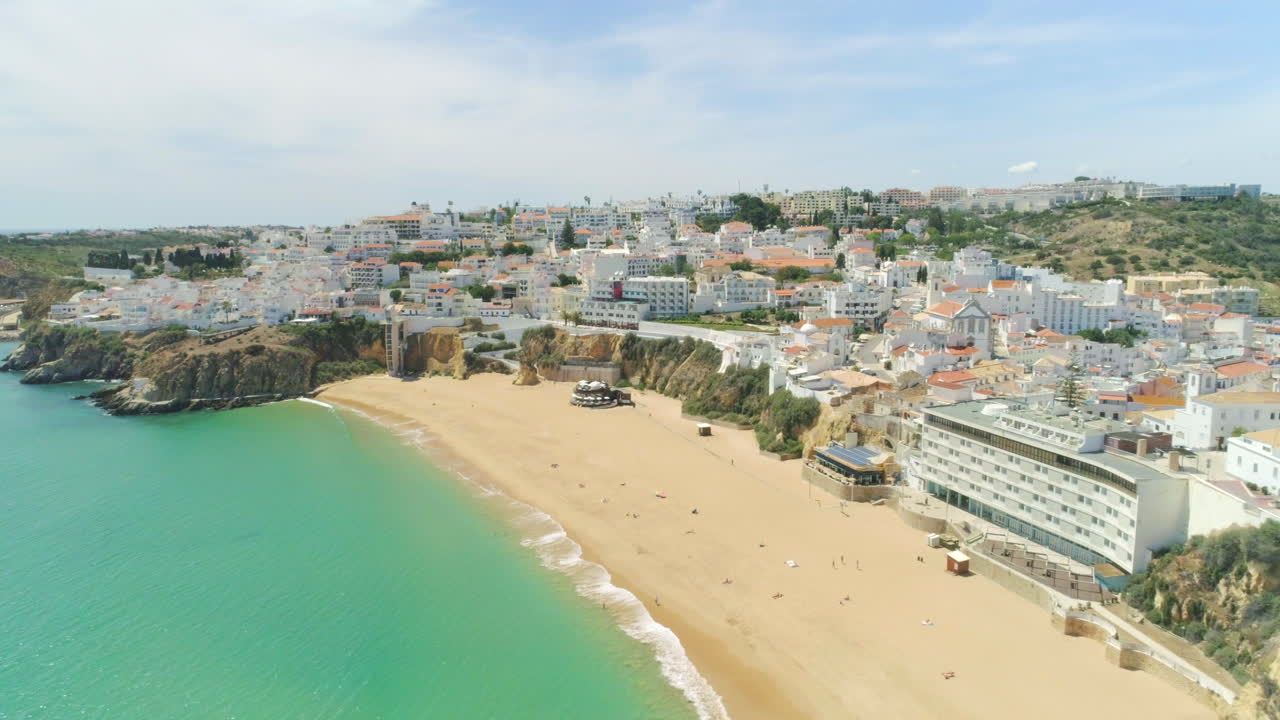 Luftaufnahme vom Strand der Altstadt von Albufeira mit hochfahrender Kamera