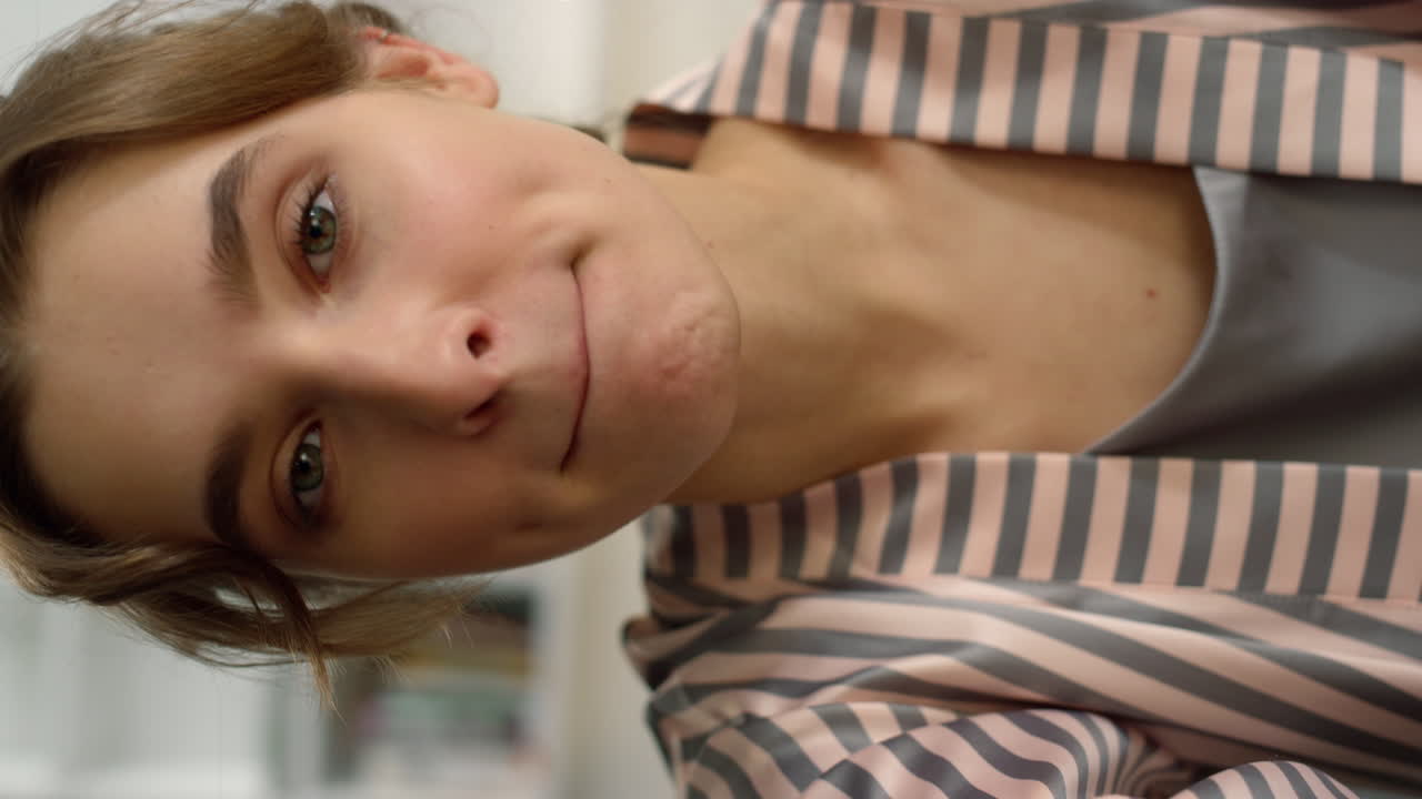 mujer joven buscando cámara web en casa de cerca. niña hermosa disfrutando de una cita en línea