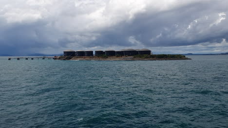 Kraftstofflagertanks-Auf-Der-Insel-Melones-In-Der-Nähe-Des-Pazifikeingangs-Zum-Panamakanal