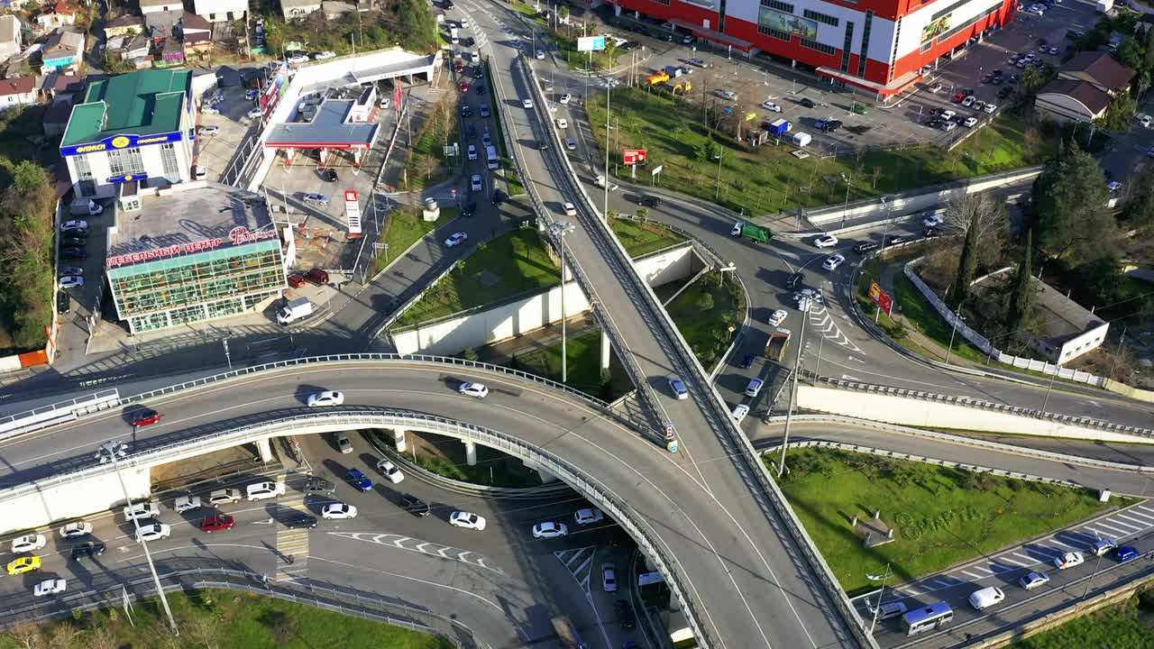 고속도로에서 자동차의 움직임. 도시 교통. 소치의 링 교통.