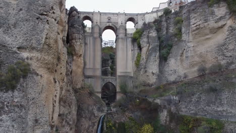 antena ascendente del impresionante arco puente puente nuevo en ronda, españa