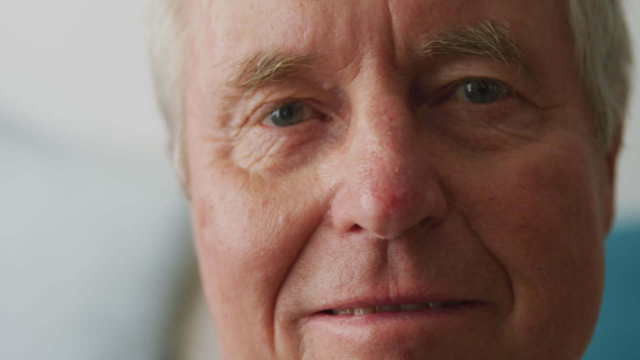 hombre sénior en distanciamiento social sonriendo a la cámara