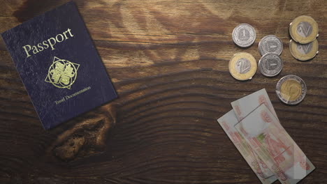 pasaporte de viaje y dinero en madera
