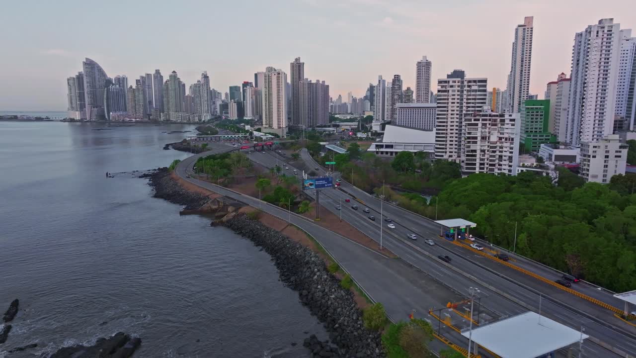 Ampia ripresa aerea con drone di Panama City che si allontana sopra il Corredor Sur al mattino