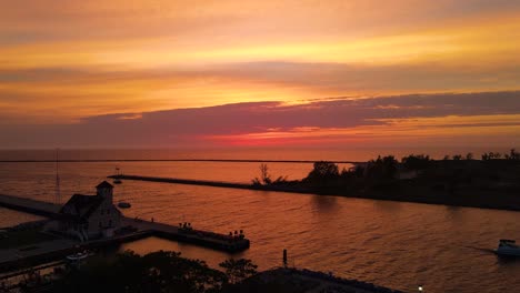 Toma-En-Perspectiva-Panorámica-De-Una-Impresionante-Puesta-De-Sol-Sobre-El-Lago-Michigan-En-El-Verano-De-2021