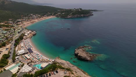 Lugar-De-Vacaciones-En-La-Costa-Mediterránea-De-Albania,-Agua-De-Mar-Turquesa-Y-Playas-De-Arena-Cerca-De-Centros-Turísticos