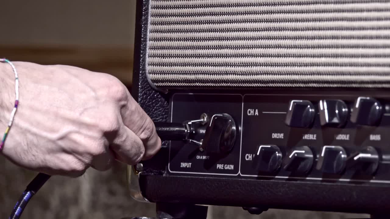 음악가는 잭 상호 연결 케이블을 꽂고 뽑습니다.