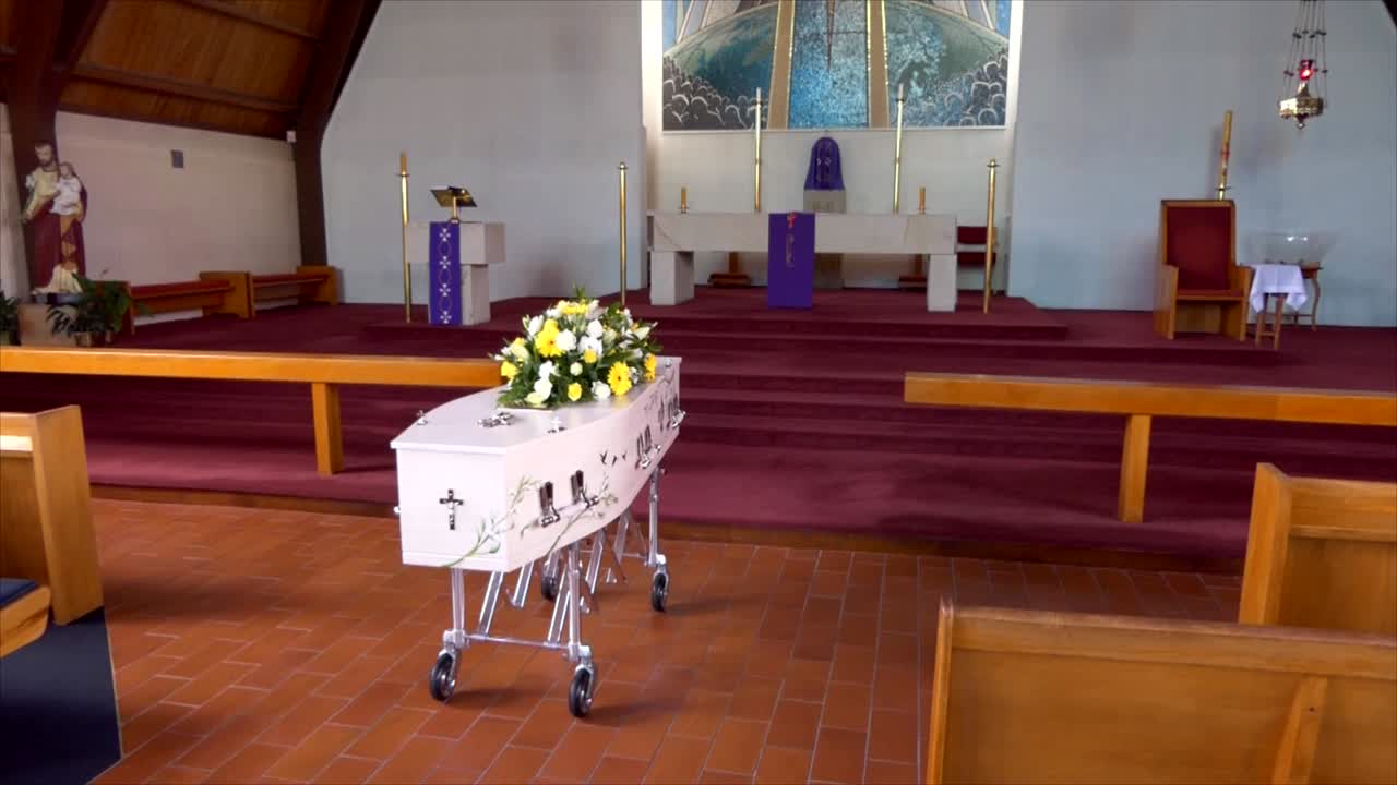 captura de pantalla de un ataúd funerario en un coche fúnebre o capilla o entierro en el cementerio