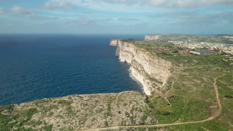 antena: hermosos acantilados de ta cenc bañados por el mar mediterráneo azul en un día ventoso