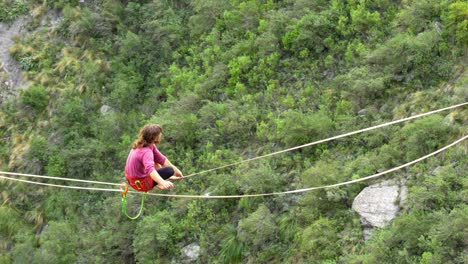 Aufnahme-Eines-Mannes,-Der-Eine-Highline-In-Den-Bergen-Entlang-Läuft