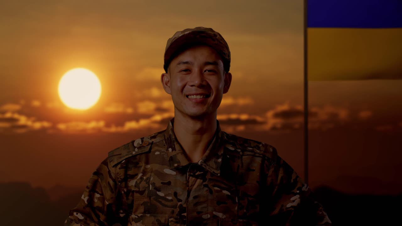 해가 지는 동안 미소 짓는 우크라이나 군인