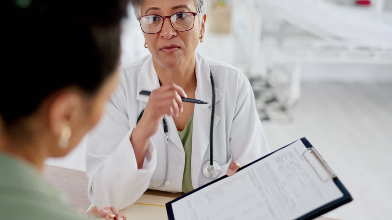 médico sénior, paciente y firma del seguro