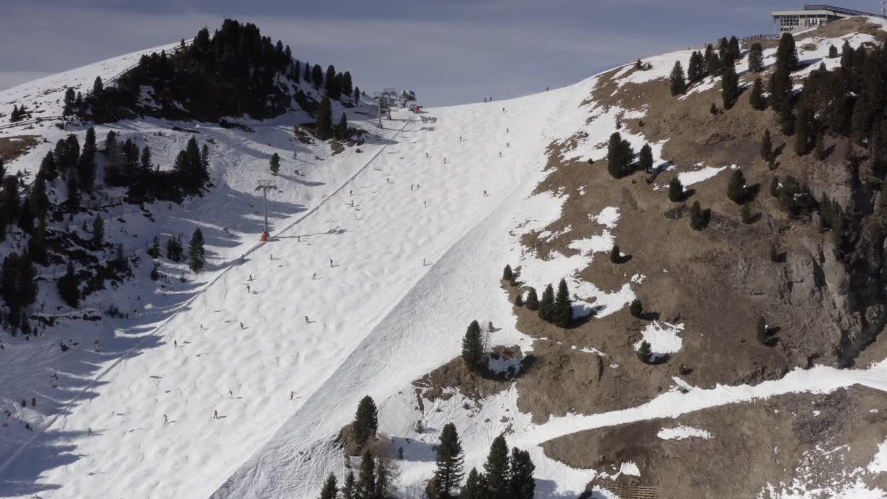 esquiar en las montañas