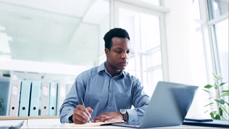 Computadora-Portátil,-Negocios-Y-Hombre-Negro-Escribiendo-En-Un-Cuaderno