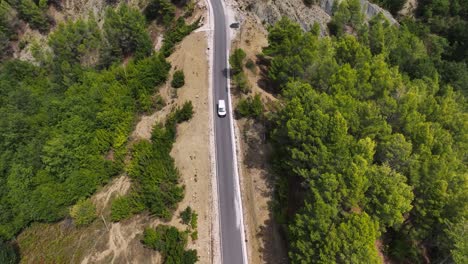 Auto-Fährt-Auf-Leerer-Straße-Am-Hang-Entlang